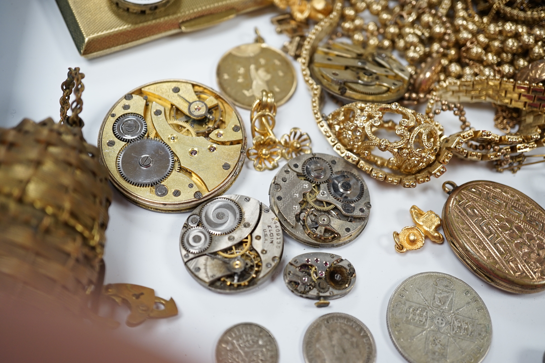A quantity of assorted costume jewellery.